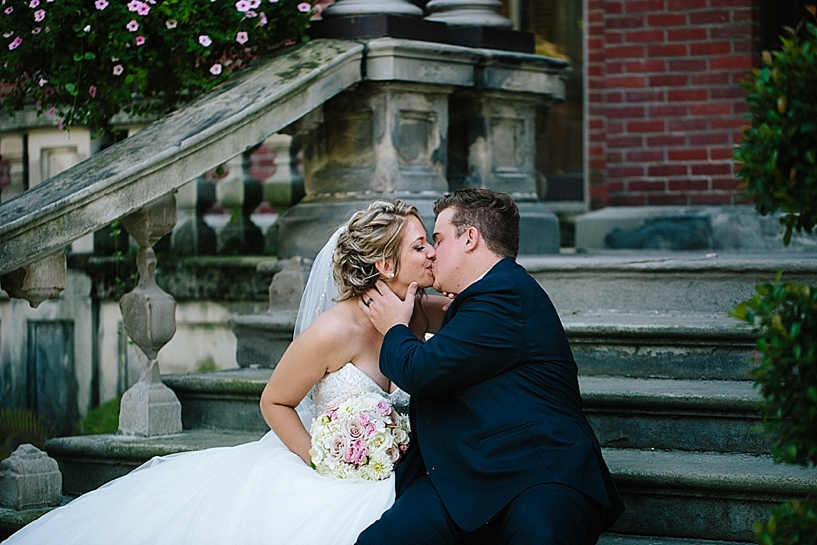 bride and groom kissing on steps of City Hall in Warren Oh