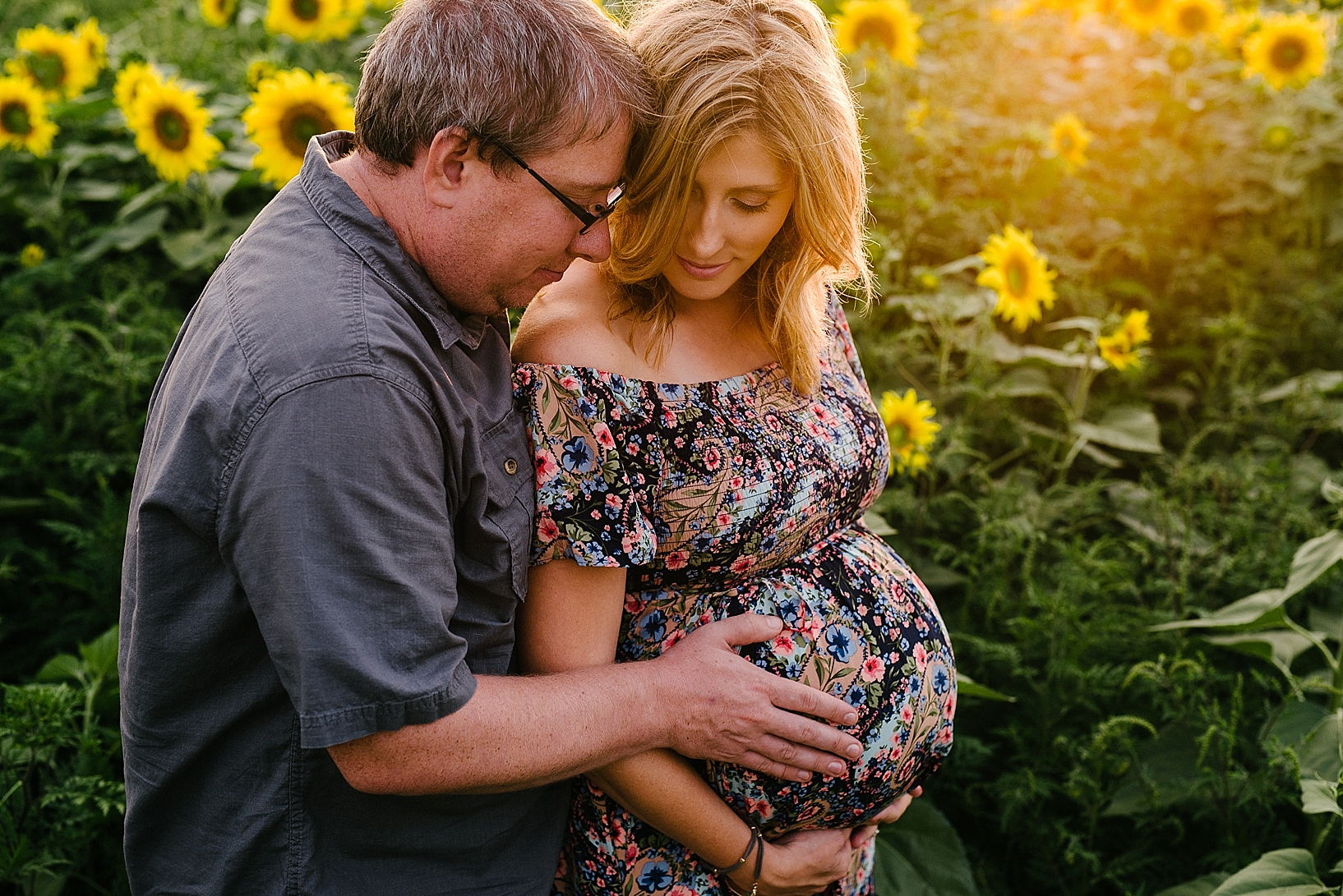 sunflower field maternity family session_0006