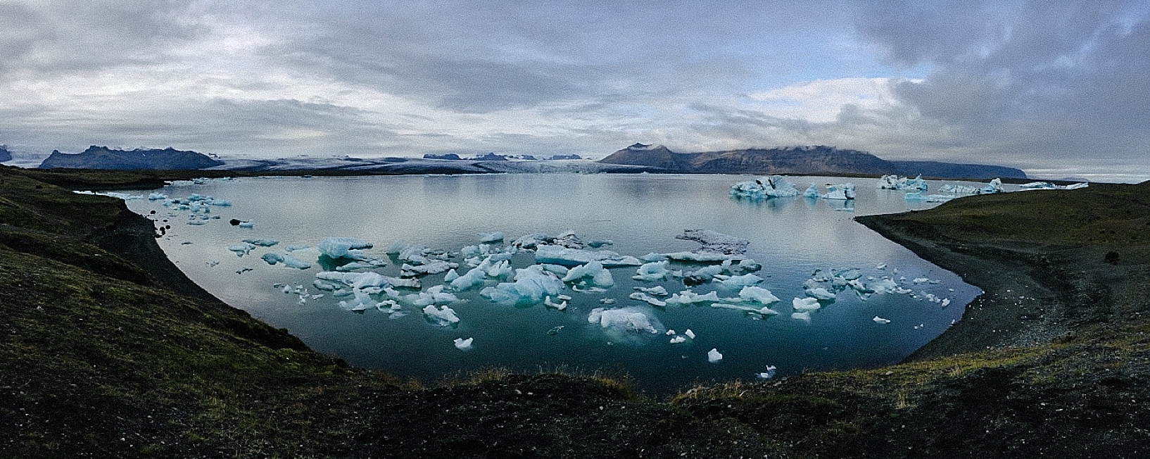 icebergs floating in Jokulsarlon Iceland