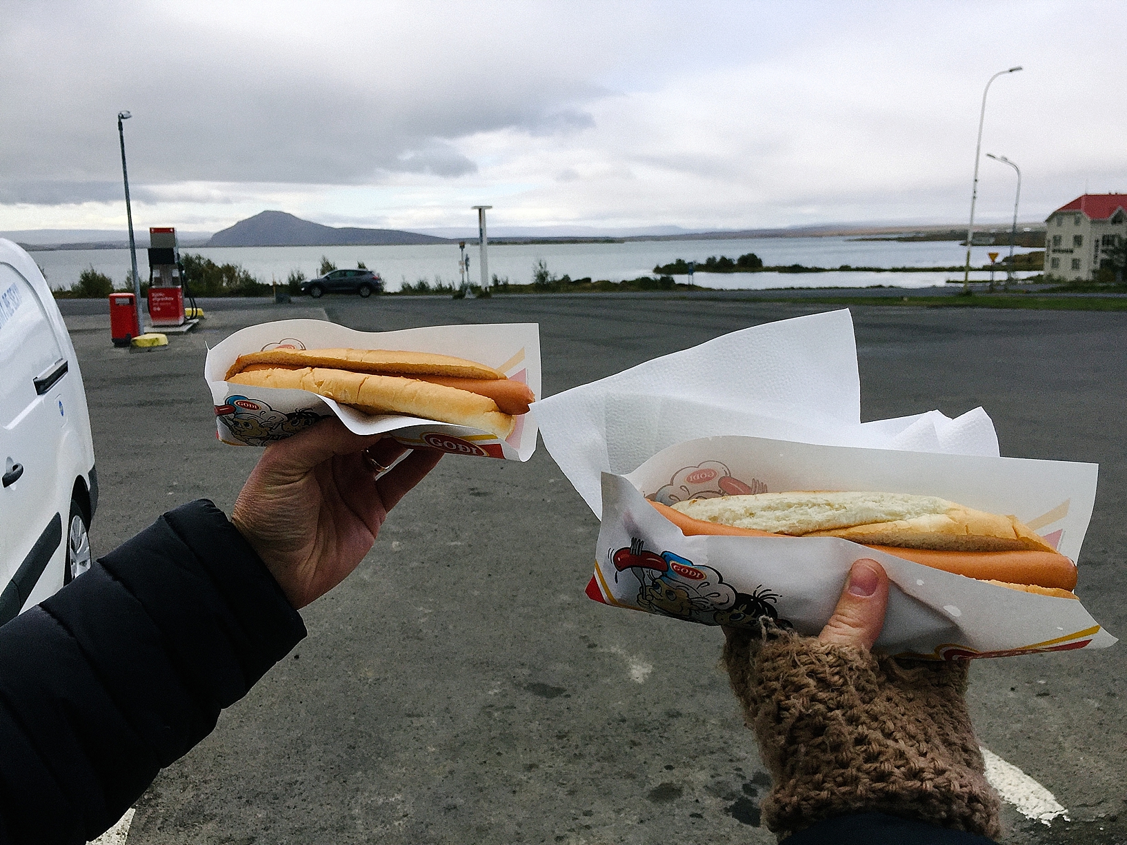 tourists eating hot dogs in Iceland