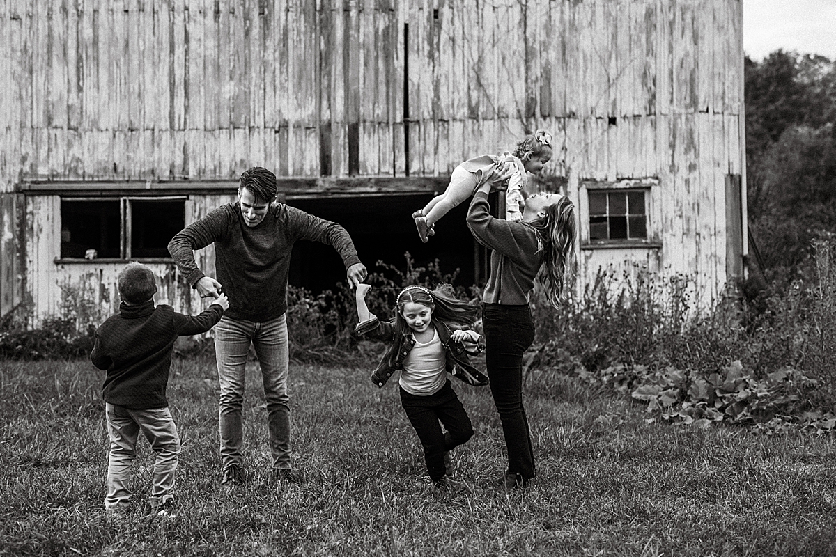 lifestyle family photographer in Hubbard OH